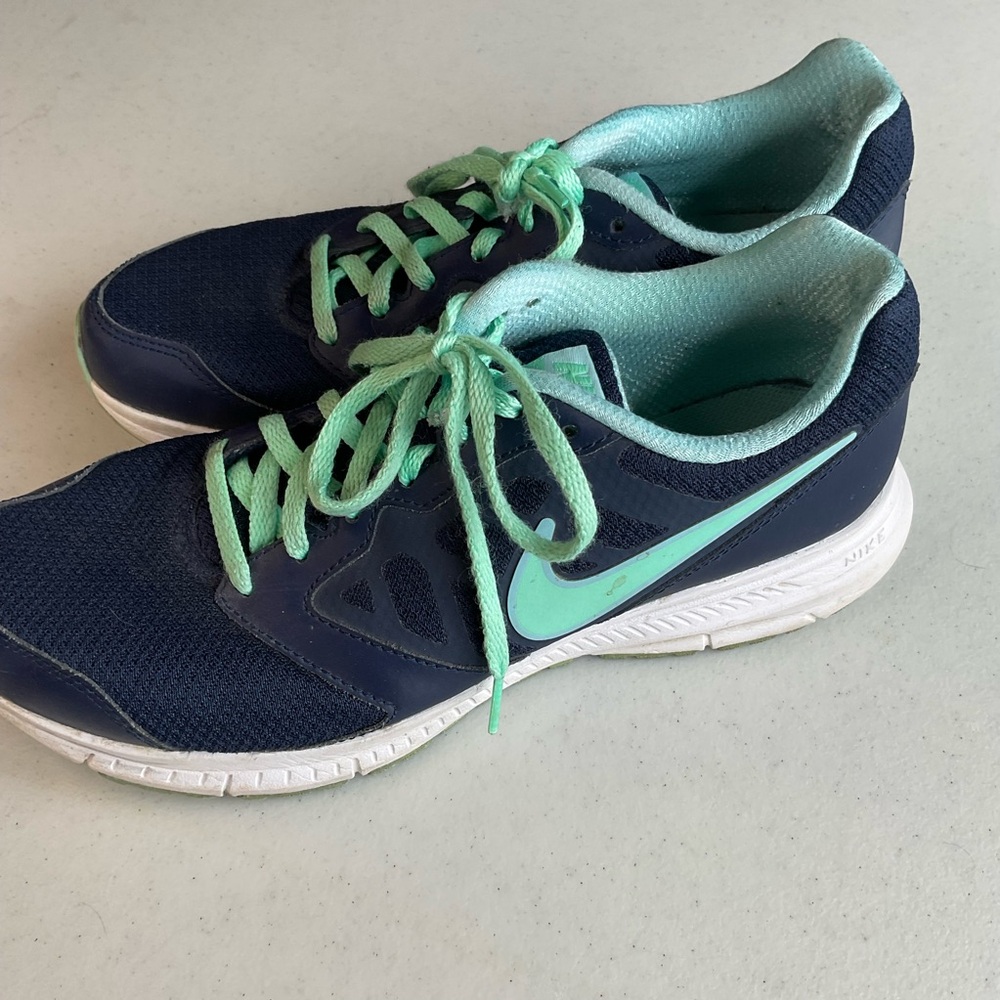 Nike Running Shoes Women’s Size 9 – Navy & Mint